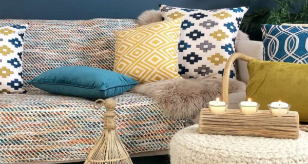 Pilihan bantal sofa dengan campuran pola yang eklektik